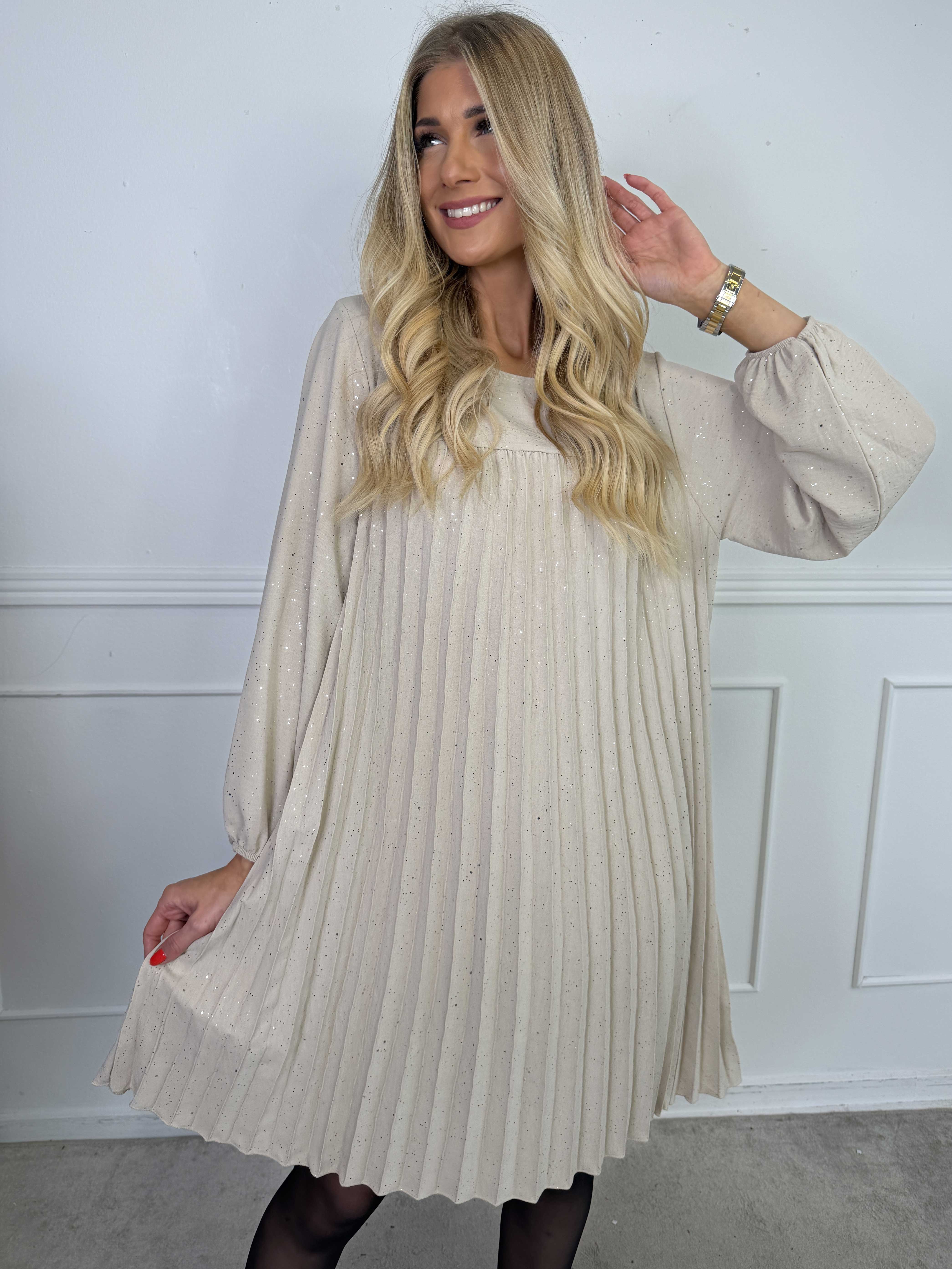 Nancy Glitter Short L/S - Plisserad klänning med fickor och glitter